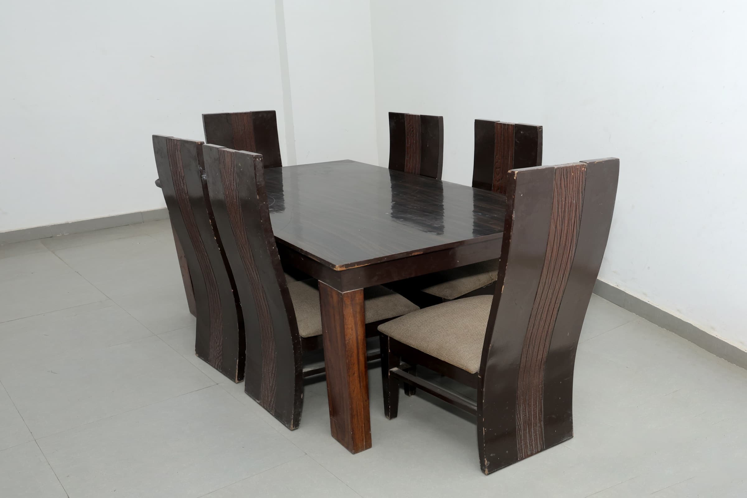 Shared dining table at Vedanta PG